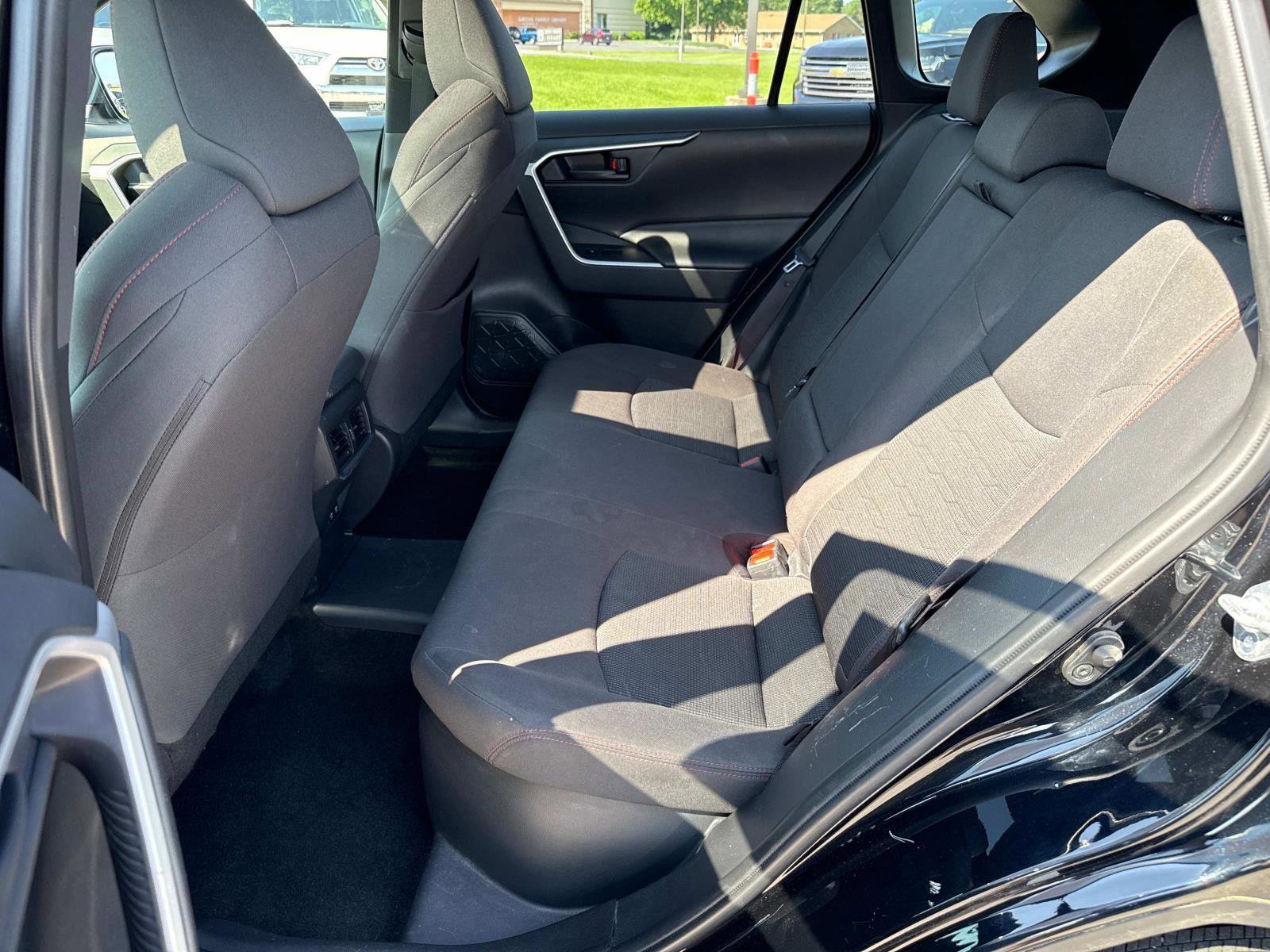 Used 2021 Toyota RAV4 SE image 22