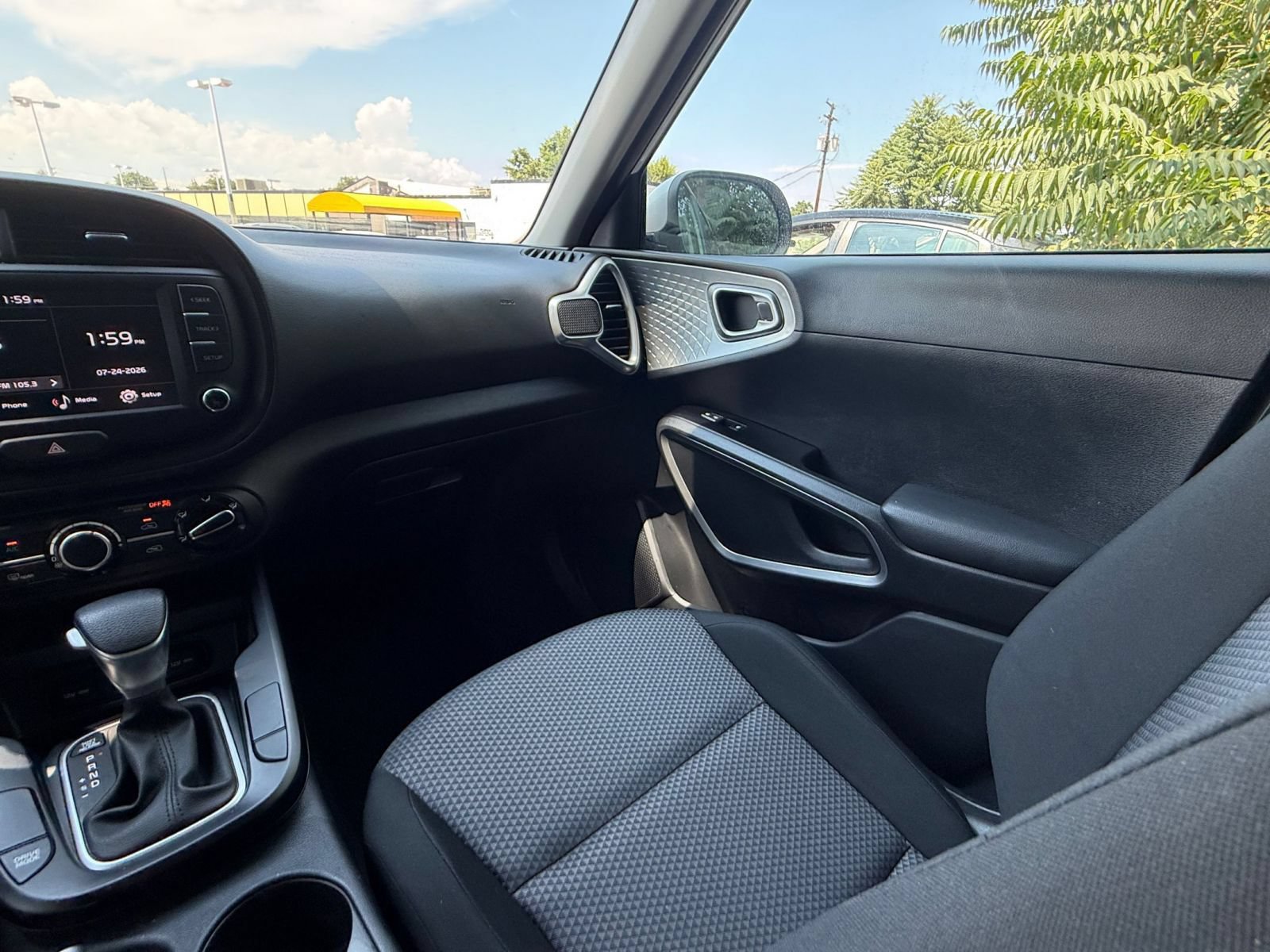 Used 2025 Kia Soul LX w/ LX Technology Package FWD image 32
