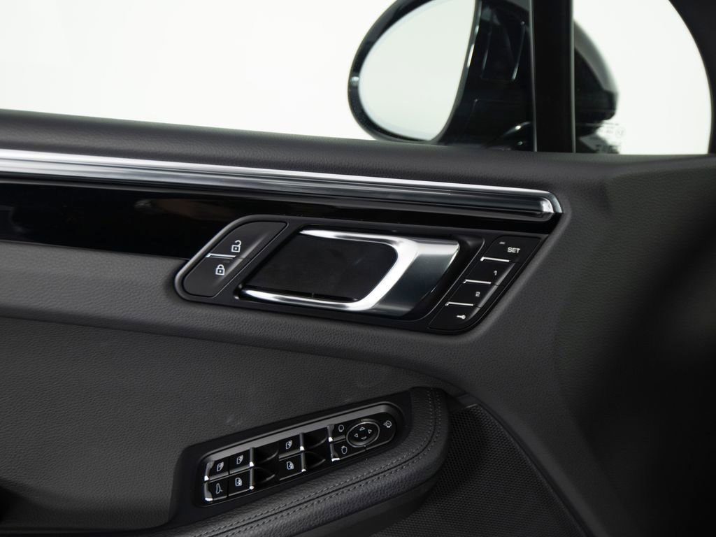 Certified 2025 Porsche Macan image 19