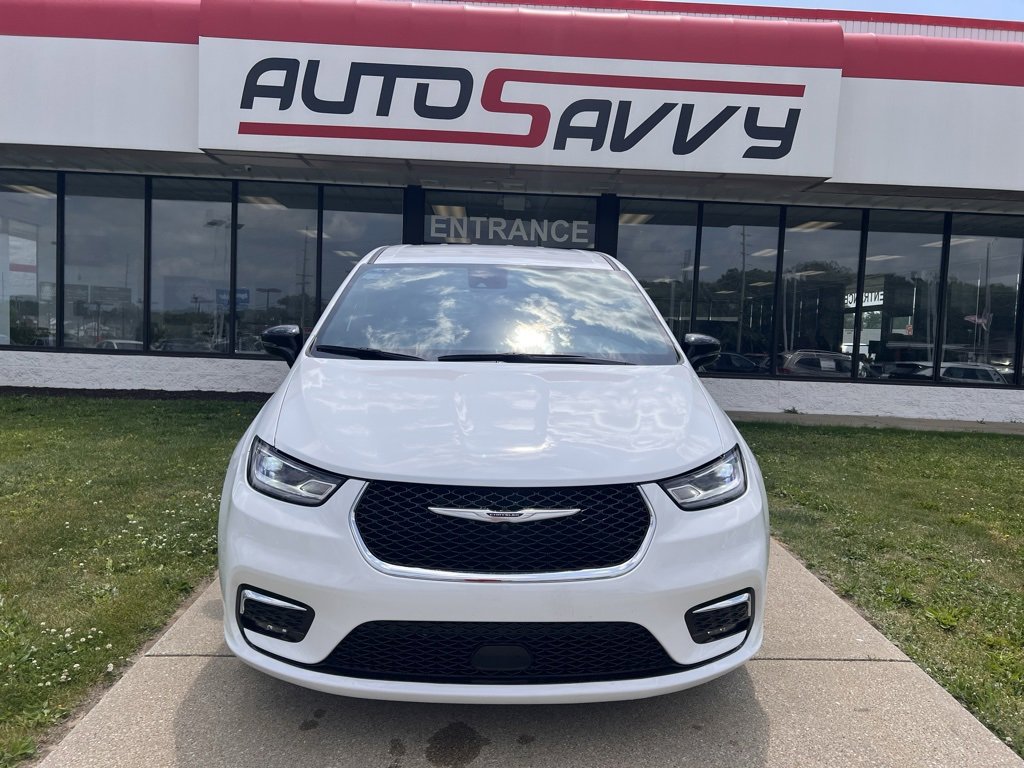 Used 2025 Chrysler Pacifica Select image 5