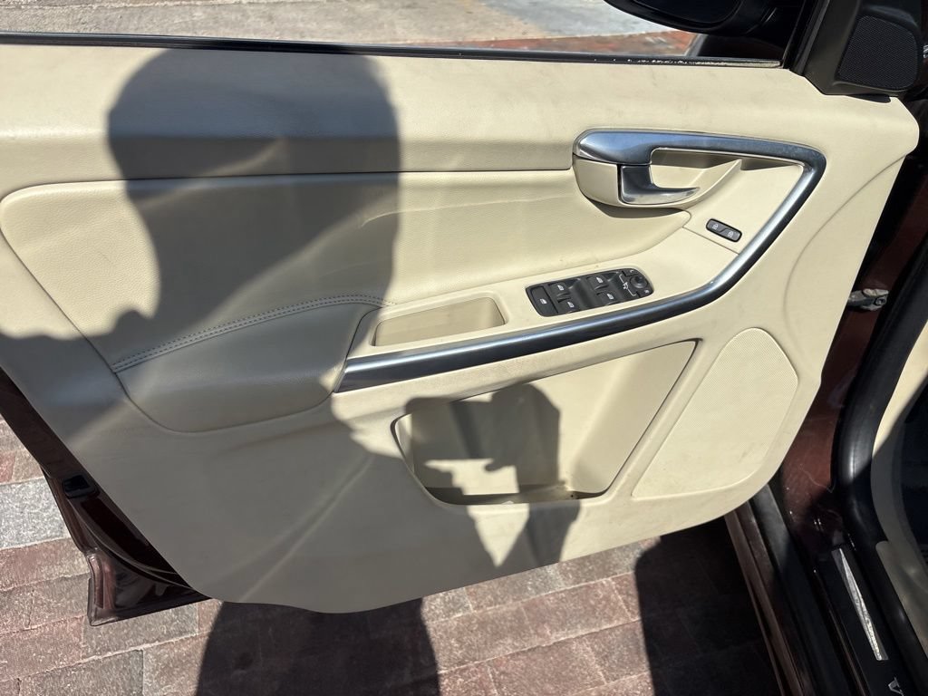 Used 2016 Volvo XC60 T6 w/ Proximity Package AWD/4WD image 12