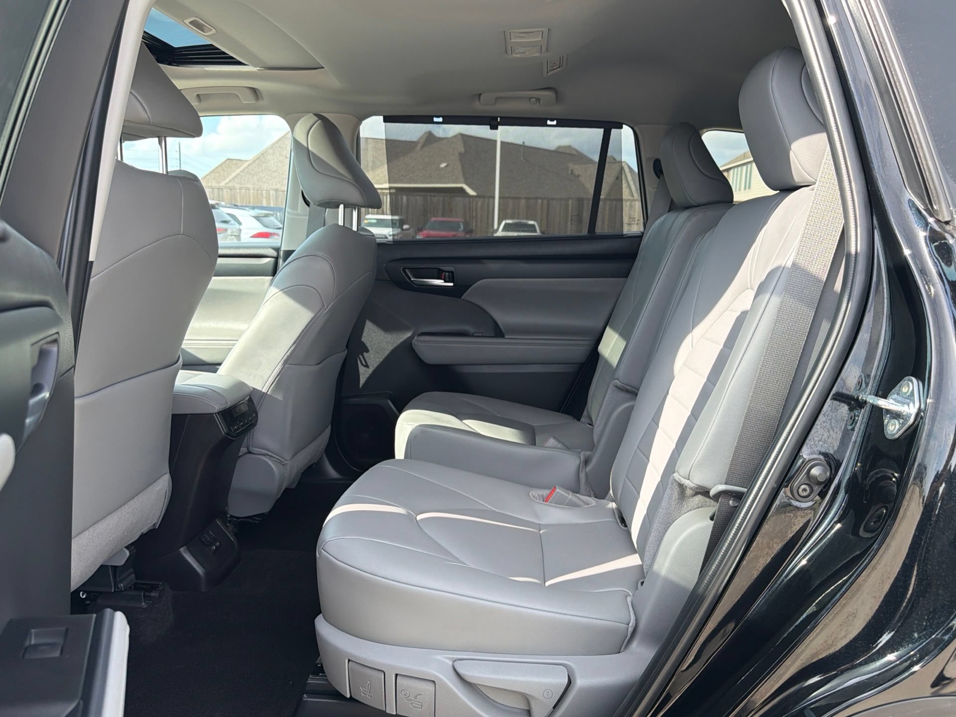 Used 2026 Toyota Highlander XLE AWD/4WD image 11