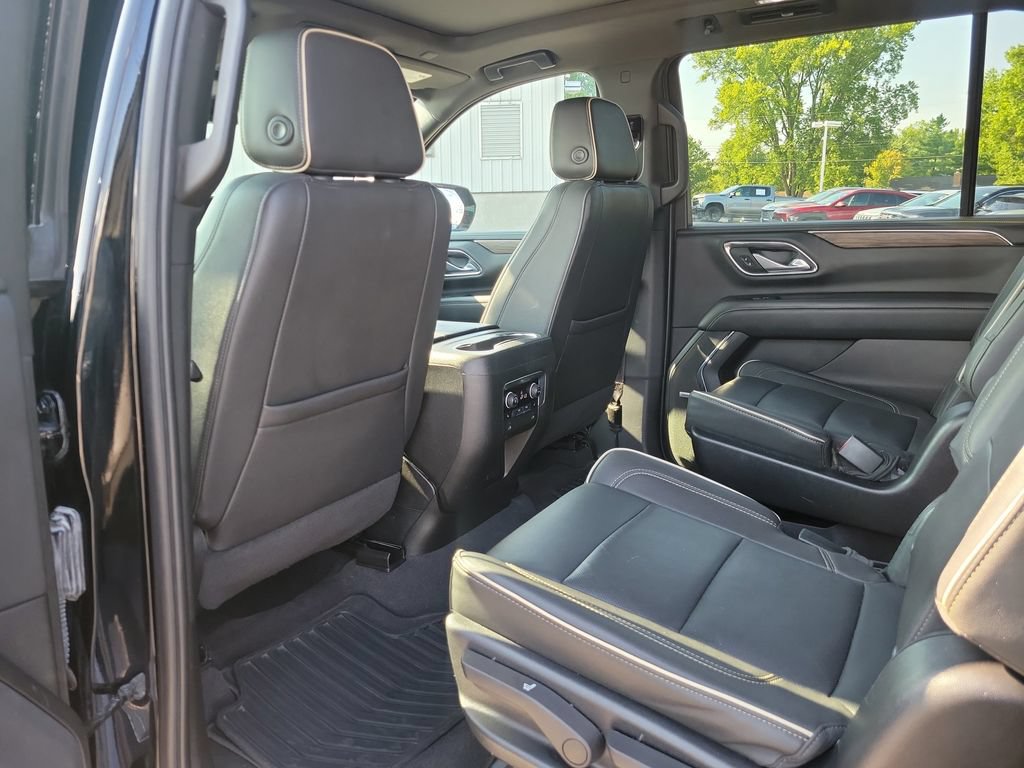 Used 2023 Chevrolet Suburban Premier AWD/4WD image 18