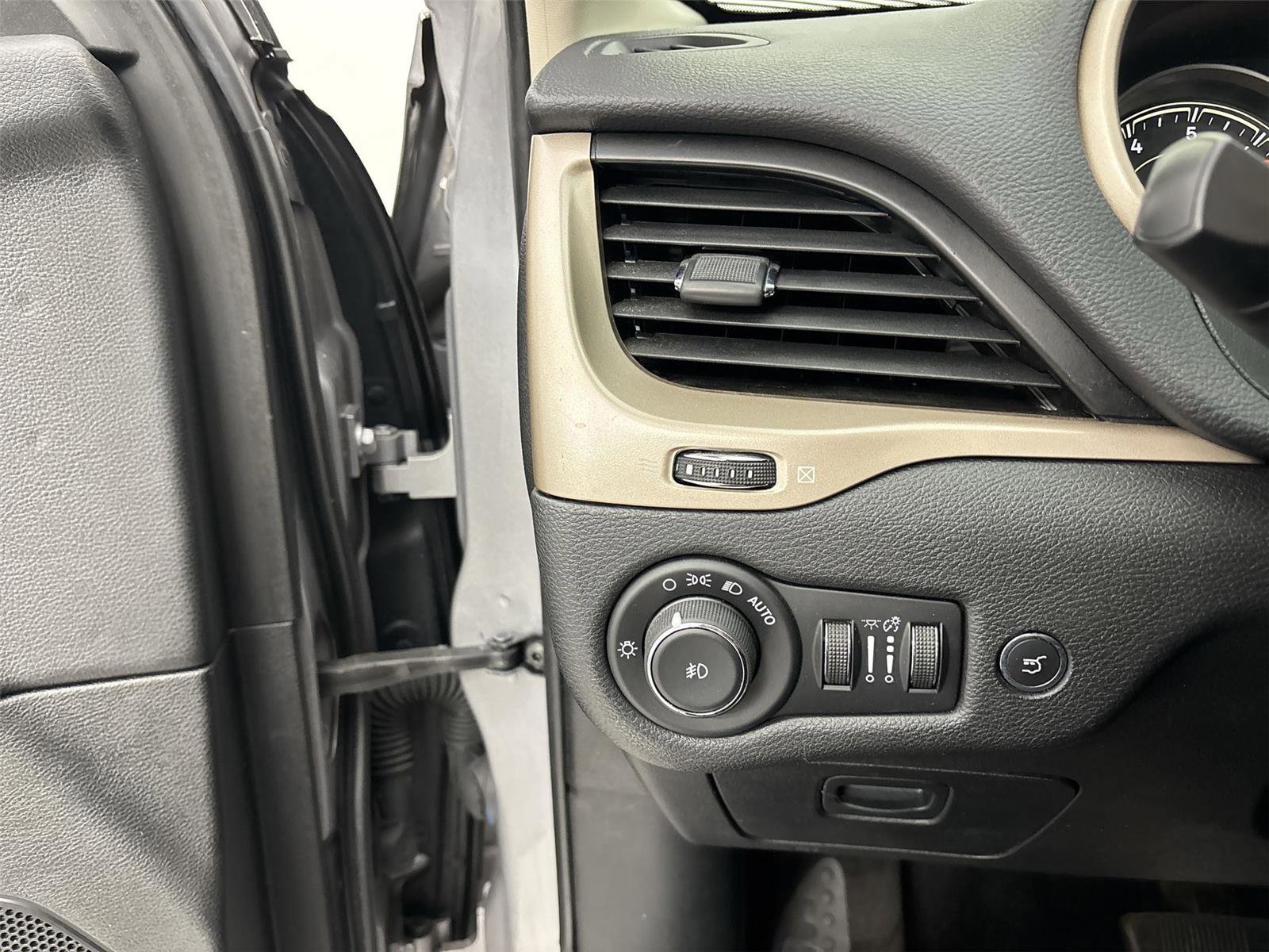 Used 2018 Jeep Cherokee Limited image 31