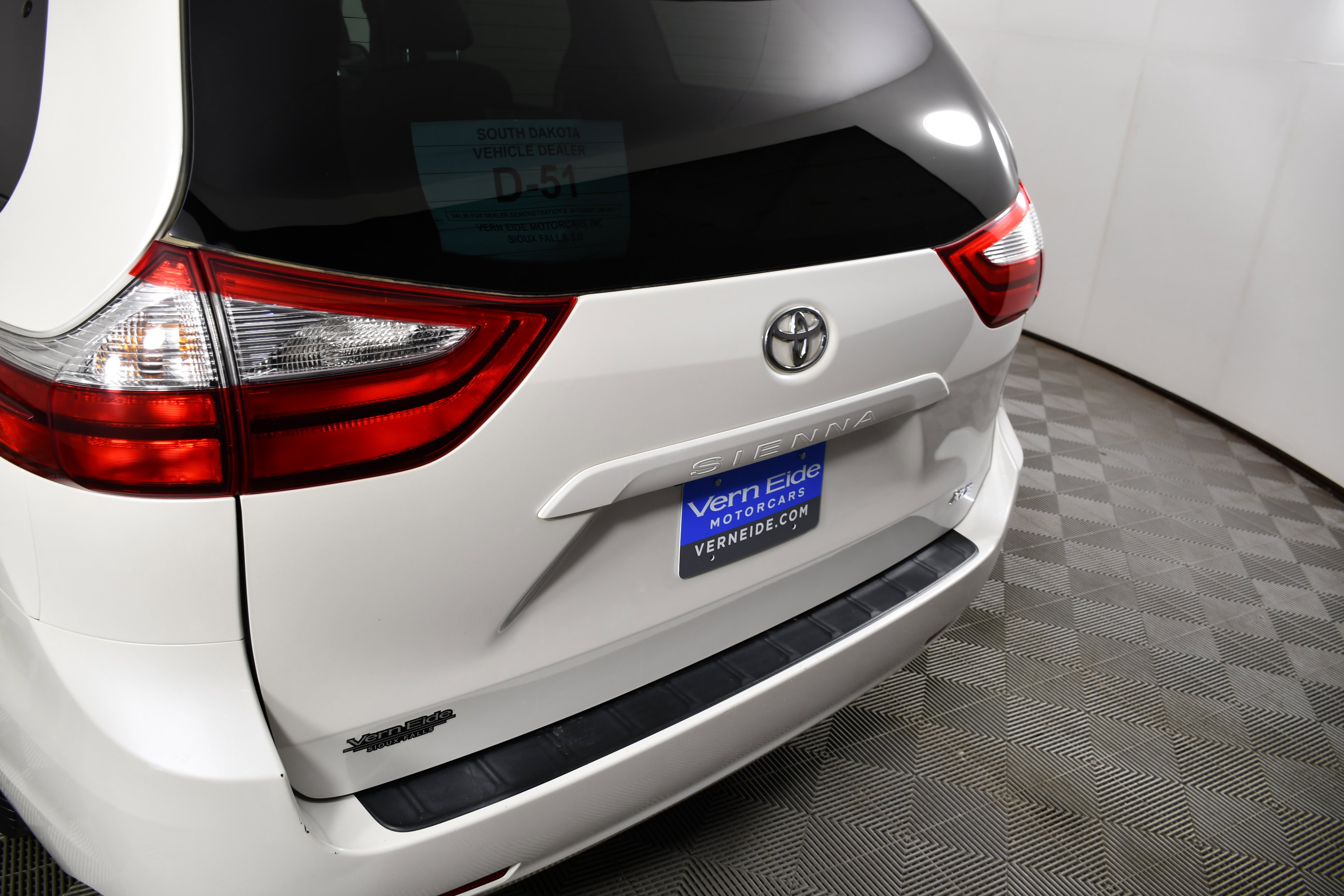 Used 2018 Toyota Sienna XLE FWD image 15