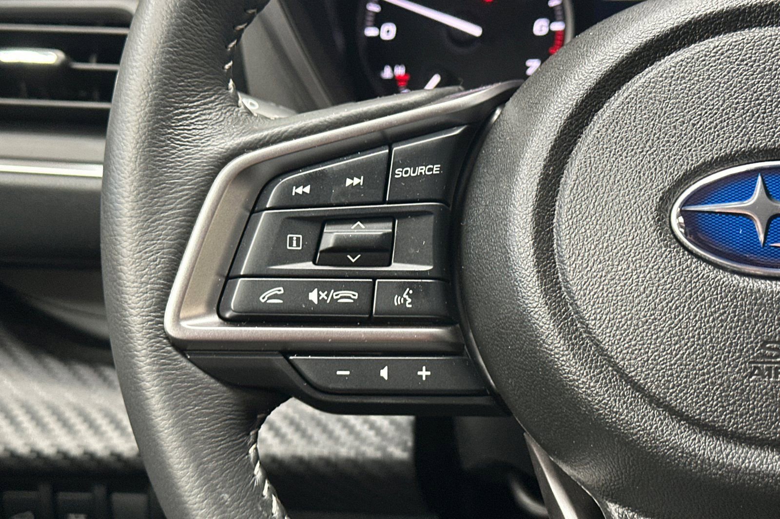 Used 2025 Subaru Ascent Premium image 31