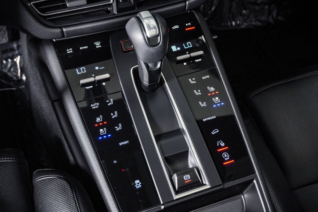 Certified 2024 Porsche Macan AWD/4WD image 24