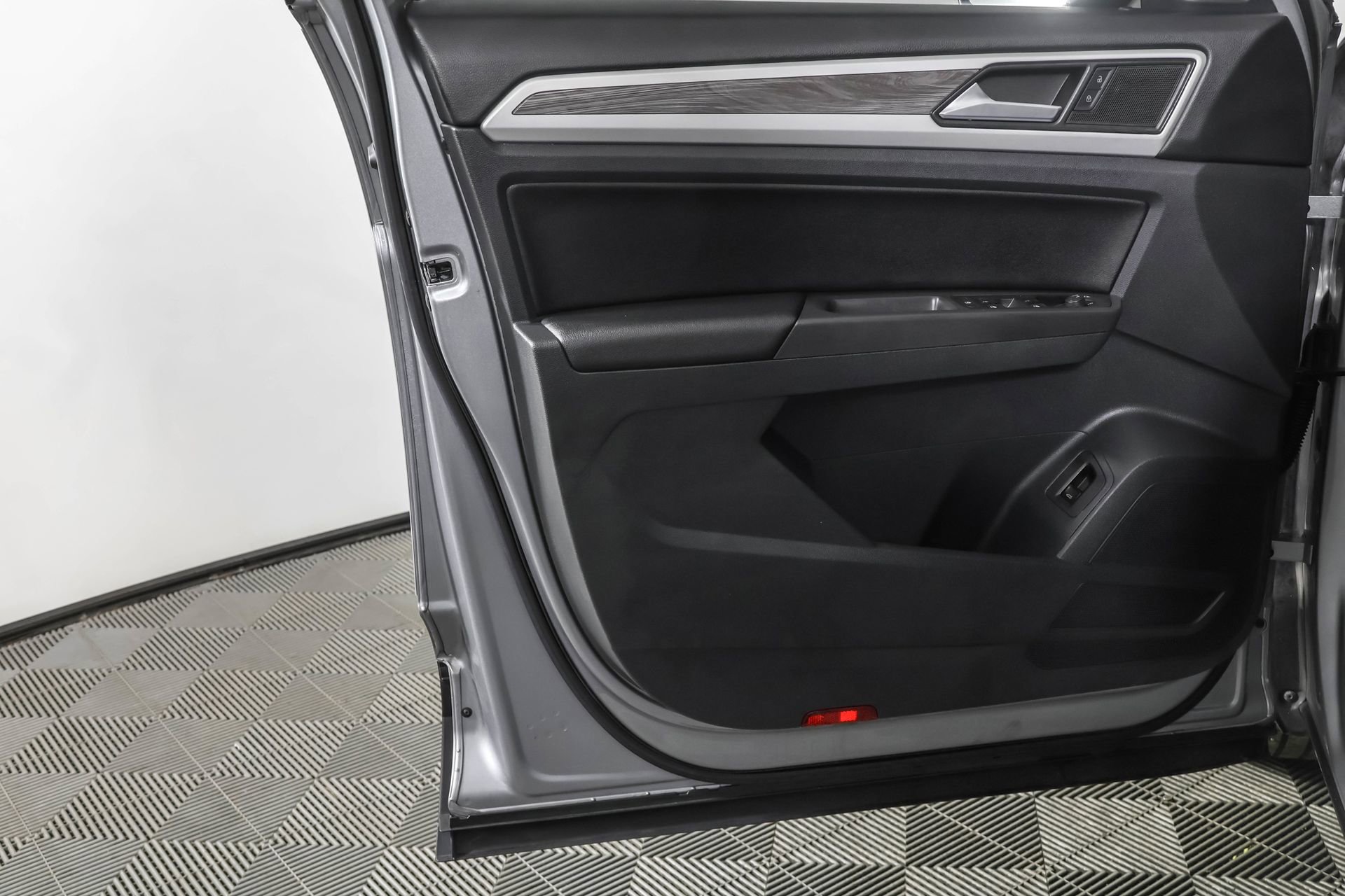 Used 2020 Volkswagen Atlas Cross Sport SE w/ Panoramic Sunroof Package image 33