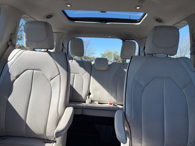 Used 2017 Chrysler Pacifica Limited w/ Advanced Safetytec Group FWD image 28