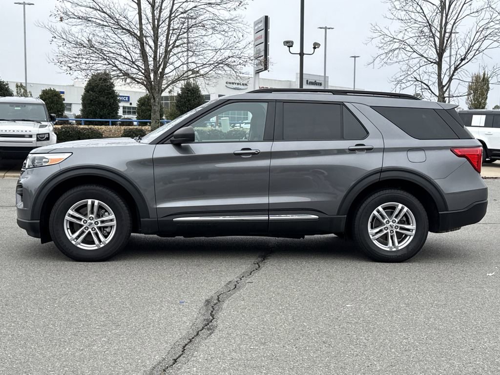 Used 2022 Ford Explorer XLT image 2