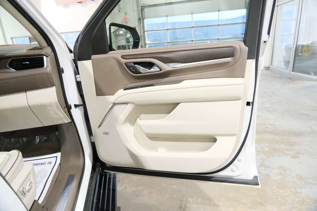 Used 2022 GMC Yukon XL Denali w/ Advanced Technology Package AWD/4WD image 36