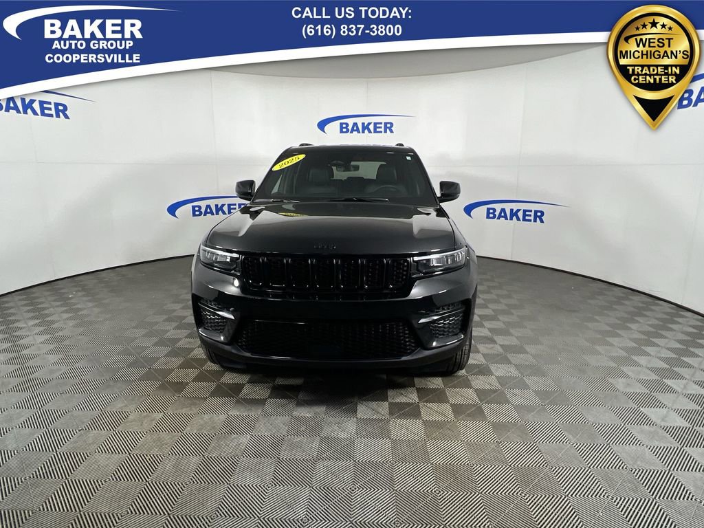 Used 2025 Jeep Grand Cherokee Altitude image 3