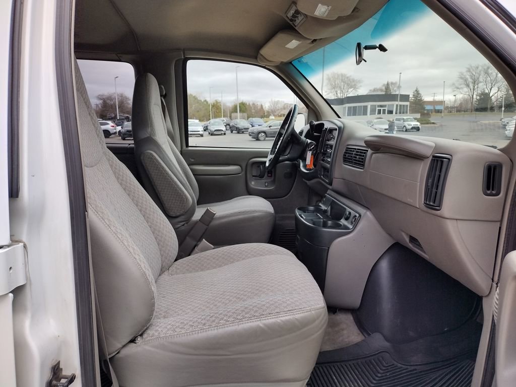 Used 2000 Chevrolet Express 1500 Passenger w/ LS Preferred Equipment Group RWD image 8