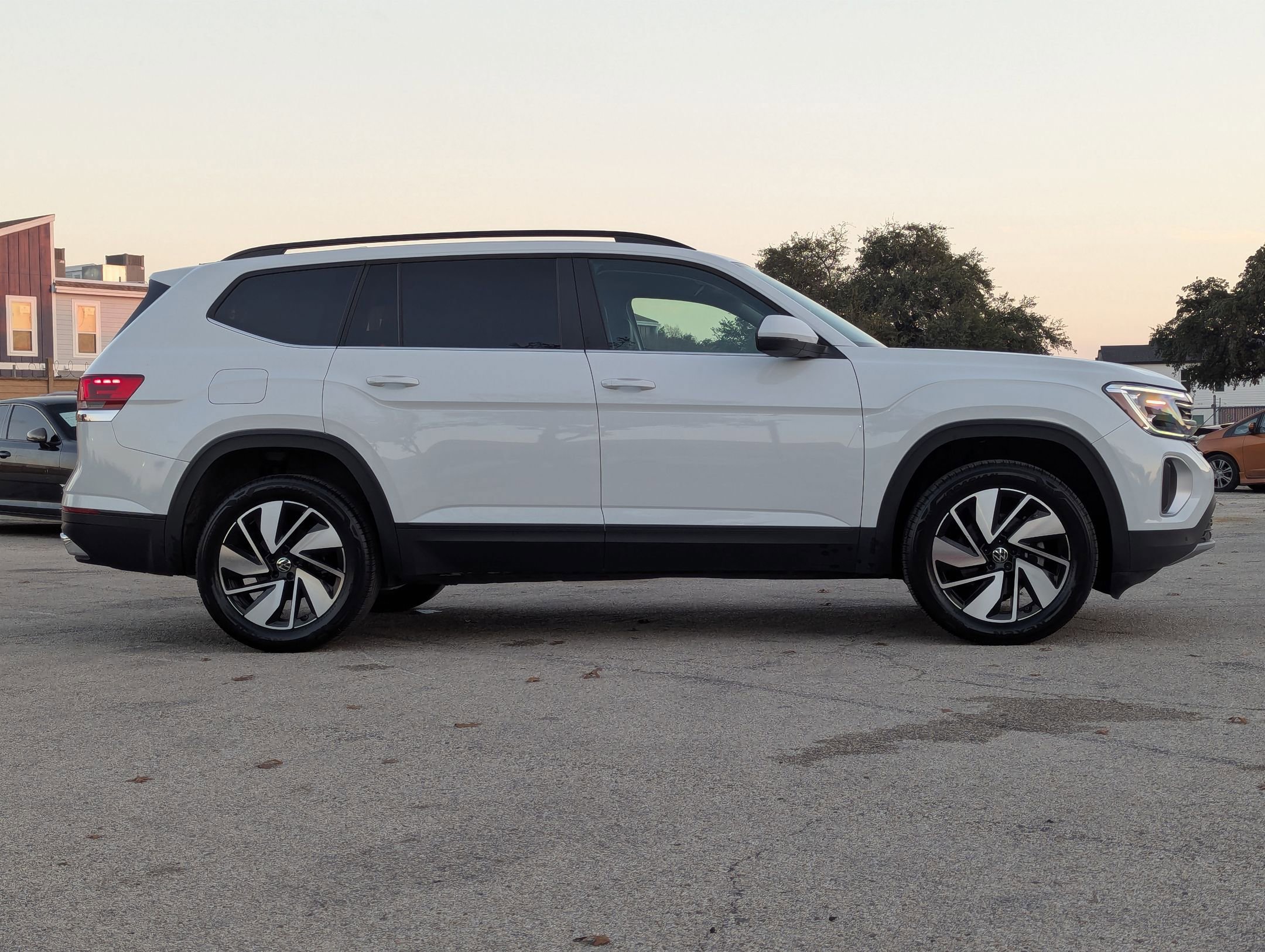 Used 2025 Volkswagen Atlas SE image 3