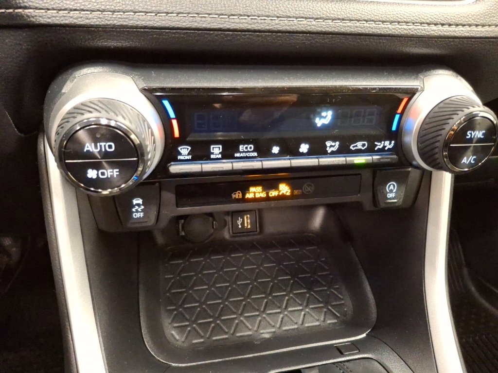 Used 2025 Toyota RAV4 XLE Premium image 24