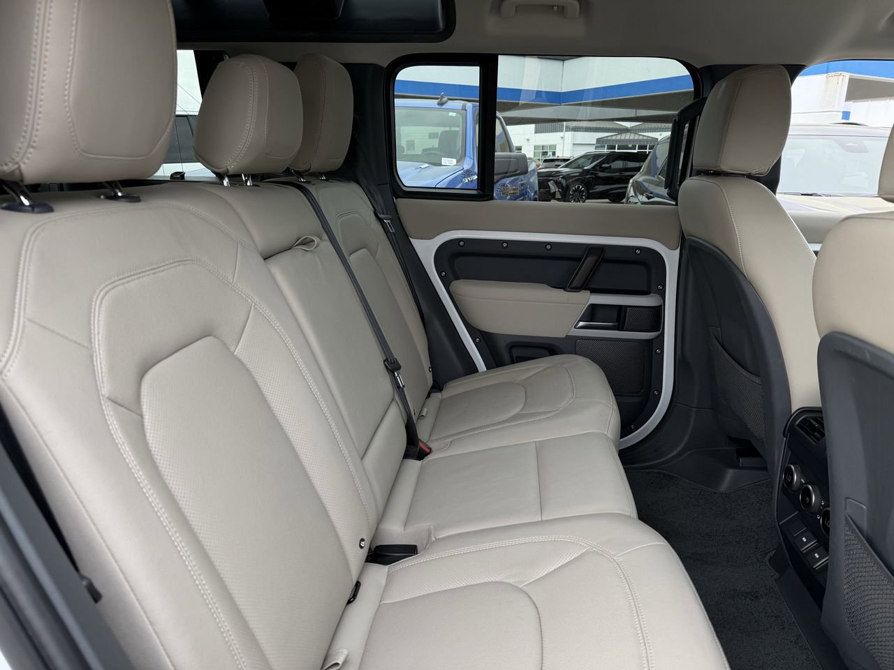 Used 2023 Land Rover Defender 110 SE image 24