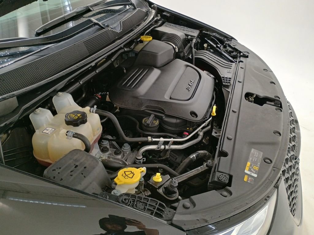 Used 2023 Chrysler Pacifica Limited w/ Uconnect Theater Family Group image 9