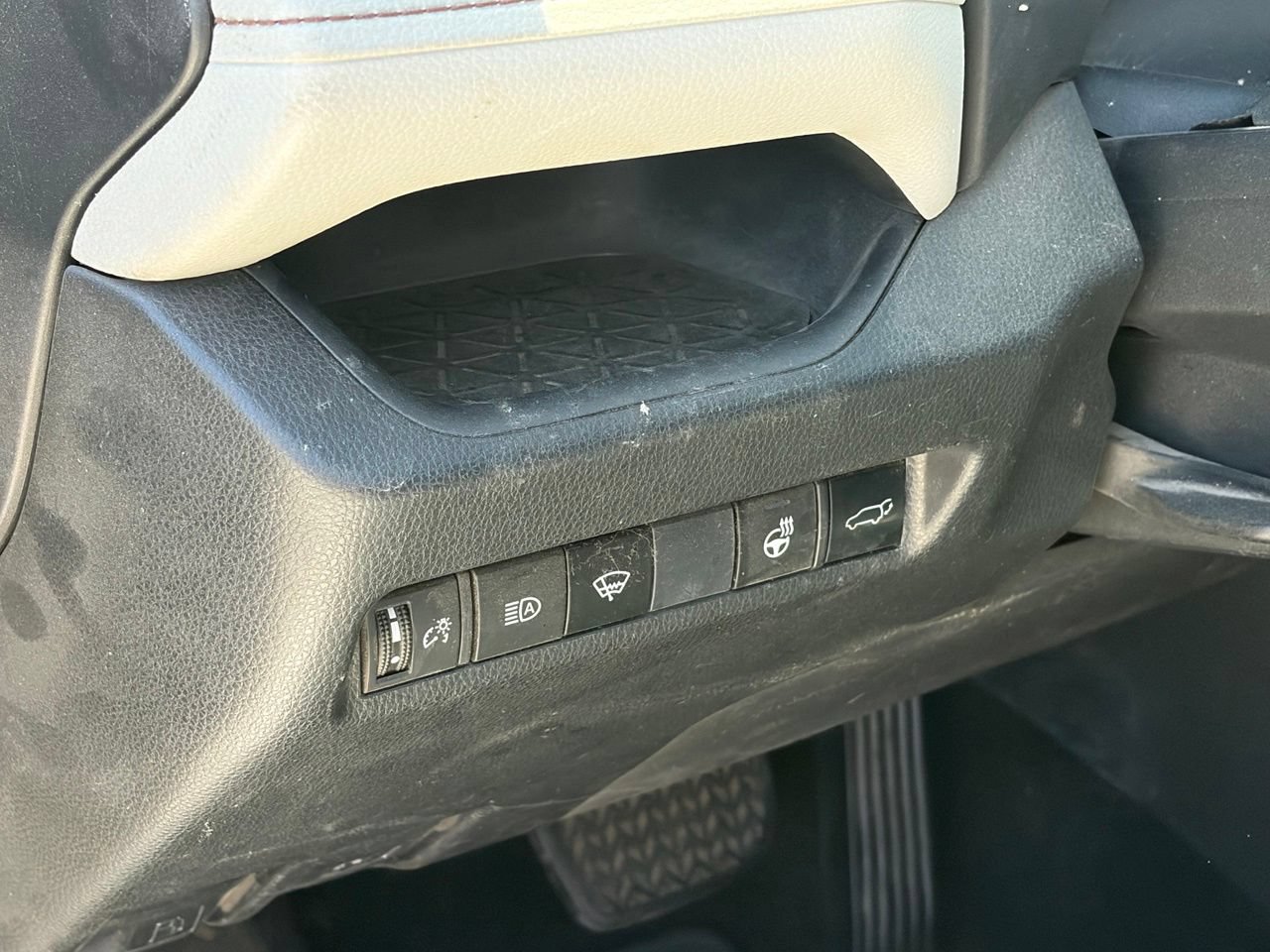 Used 2019 Toyota RAV4 XLE Premium w/ Cold Weather Package AWD/4WD image 7