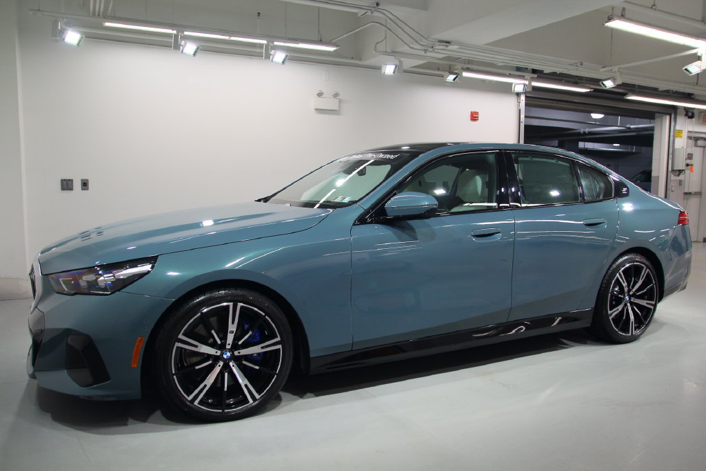 Used 2026 BMW 540i xDrive w/ Executive Package AWD/4WD image 3