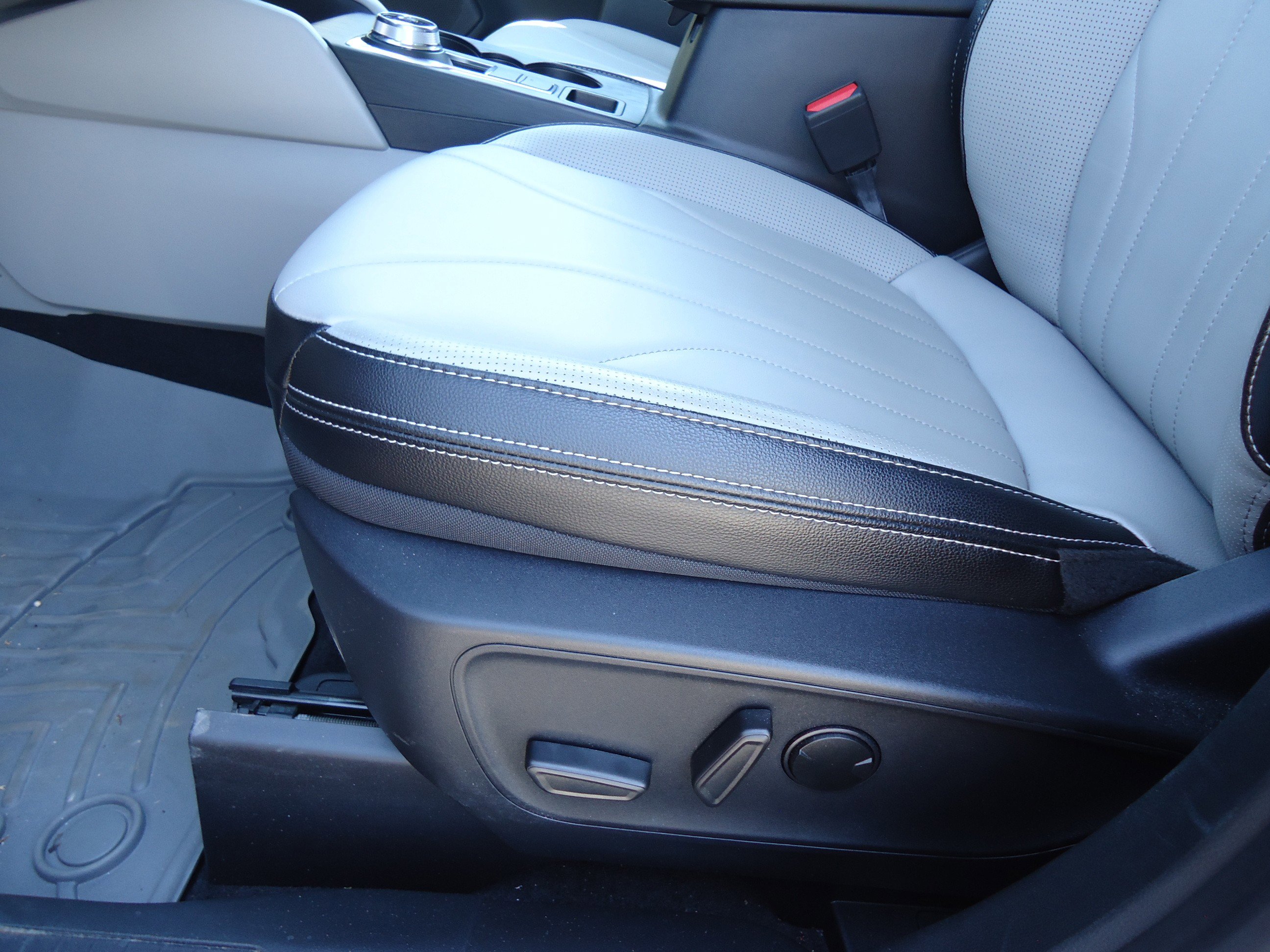 Used 2025 Ford Escape Platinum w/ Premium Technology Package AWD/4WD image 27