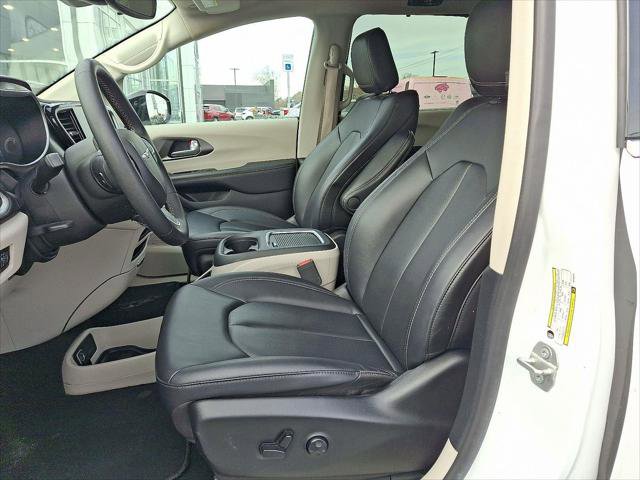 Certified 2024 Chrysler Pacifica Touring-L image 14