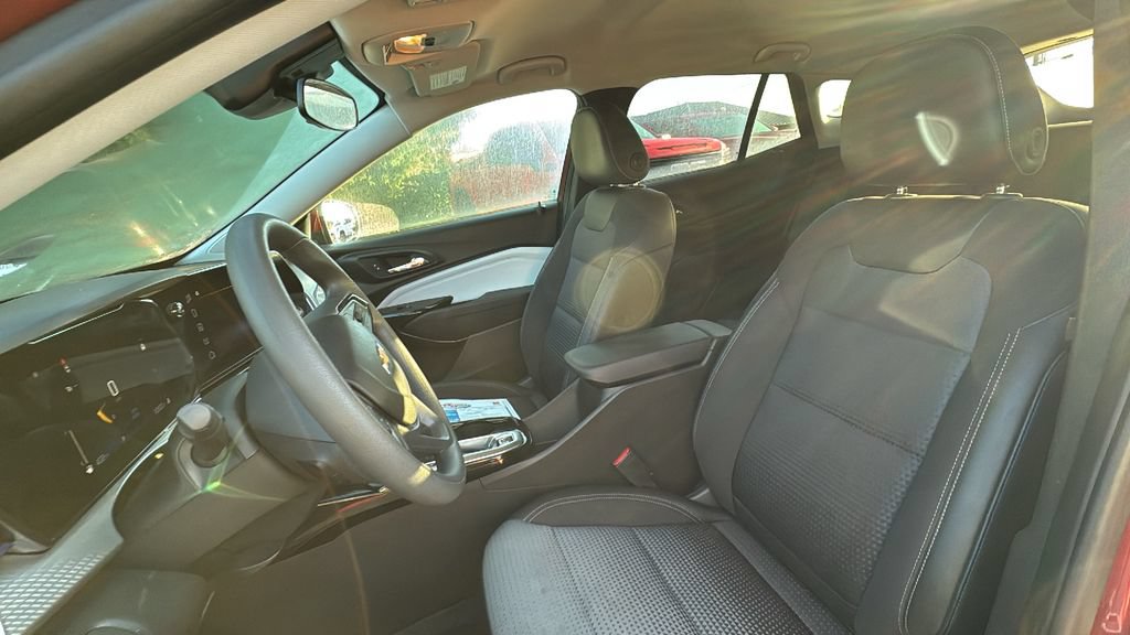 Used 2025 Chevrolet Trax LT FWD image 9