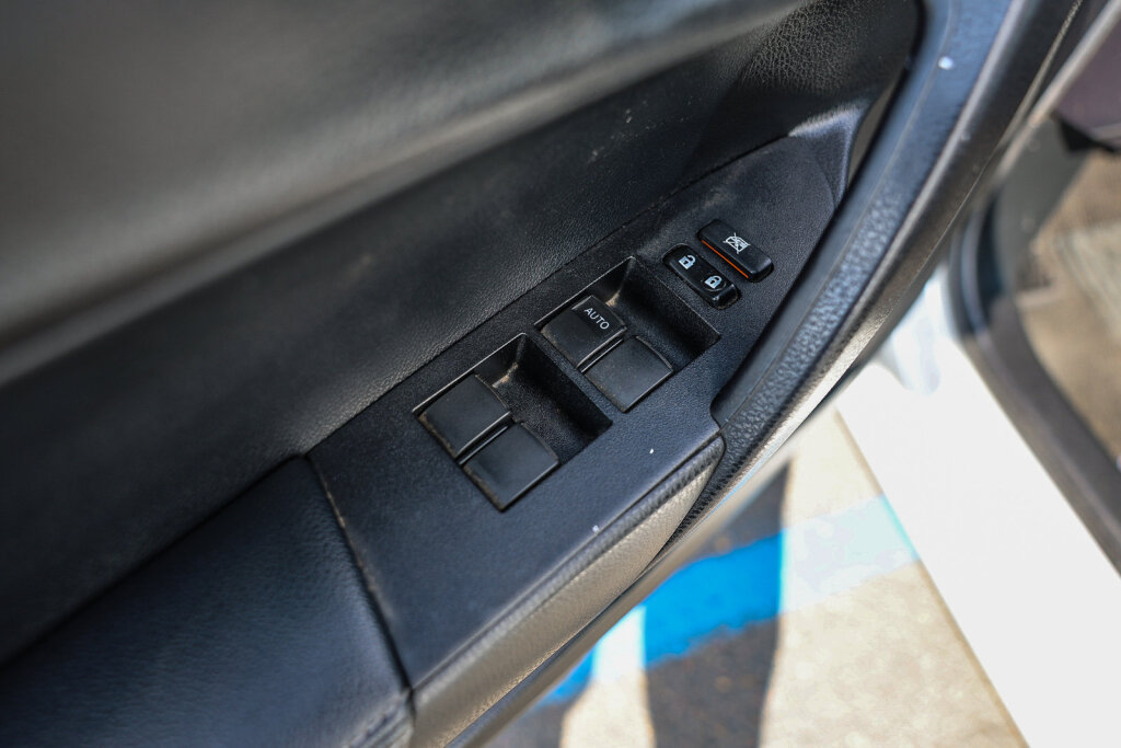 Used 2017 Toyota Corolla SE w/ Protection Package FWD image 9