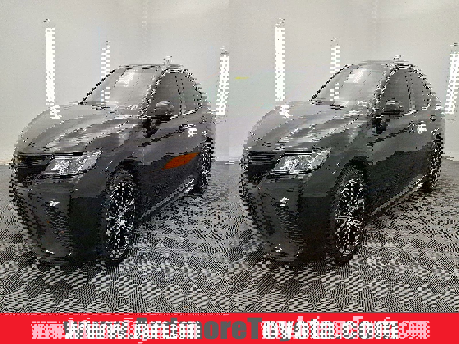 Used 2019 Toyota Camry SE image 1