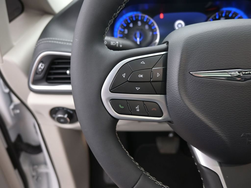 Used 2023 Chrysler Pacifica Limited AWD/4WD image 32