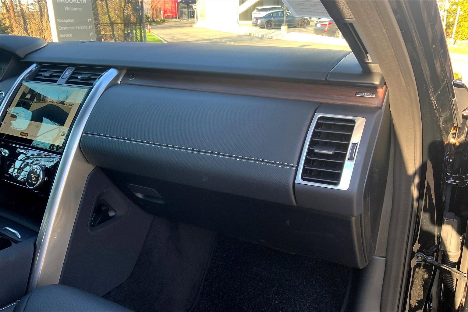 Used 2025 Land Rover Discovery Dynamic SE AWD/4WD image 18