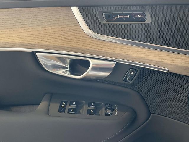 Used 2025 Volvo XC90 B6 Plus image 26