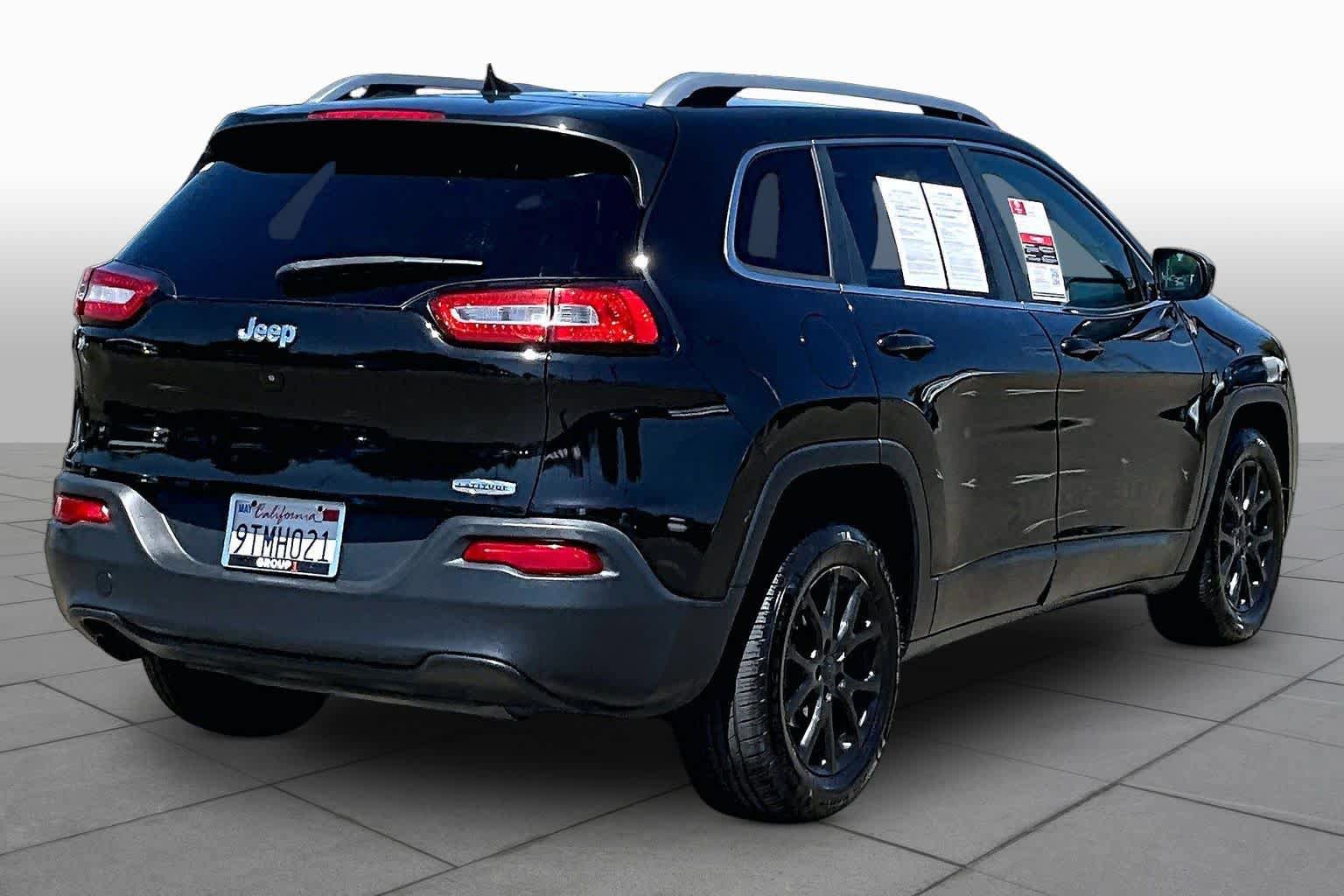 Used 2016 Jeep Cherokee Latitude FWD image 12