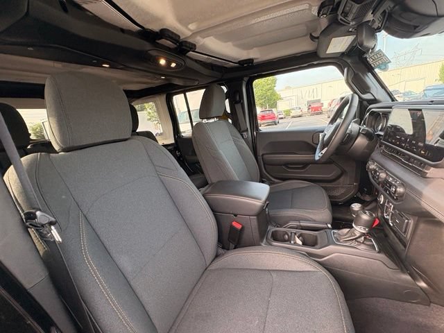 Used 2025 Jeep Wrangler Unlimited Sahara AWD/4WD image 18