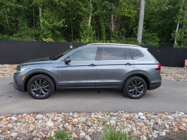 Used 2023 Volkswagen Tiguan SE w/ Panoramic Sunroof Package FWD image 2