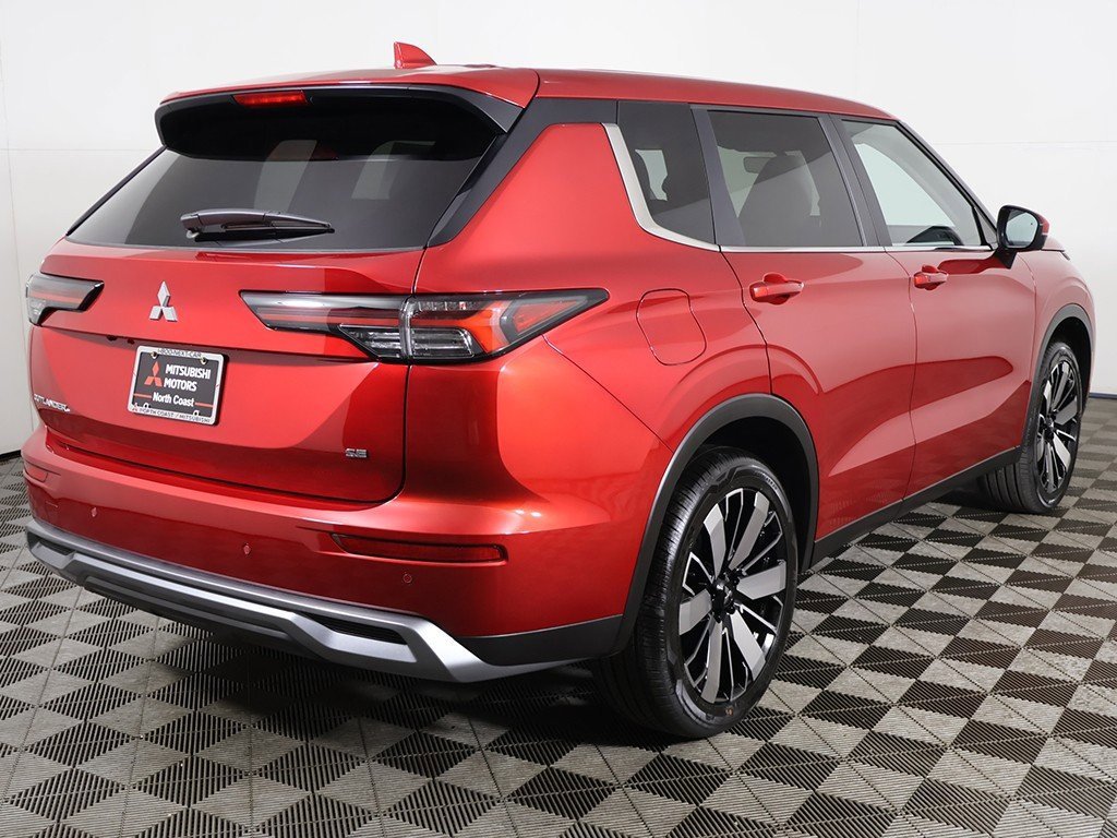 New 2025 Mitsubishi Outlander SE image 13