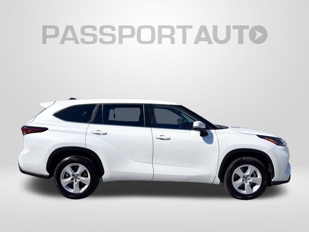 Used 2025 Toyota Highlander LE FWD image 9