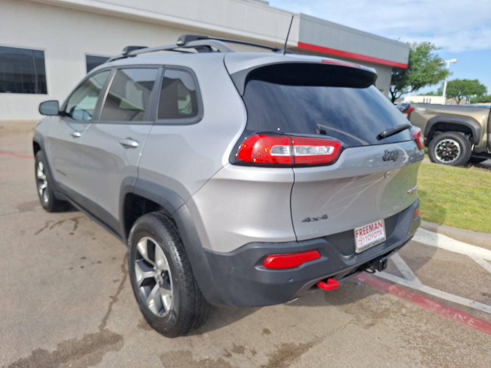 Used 2017 Jeep Cherokee Trailhawk image 4