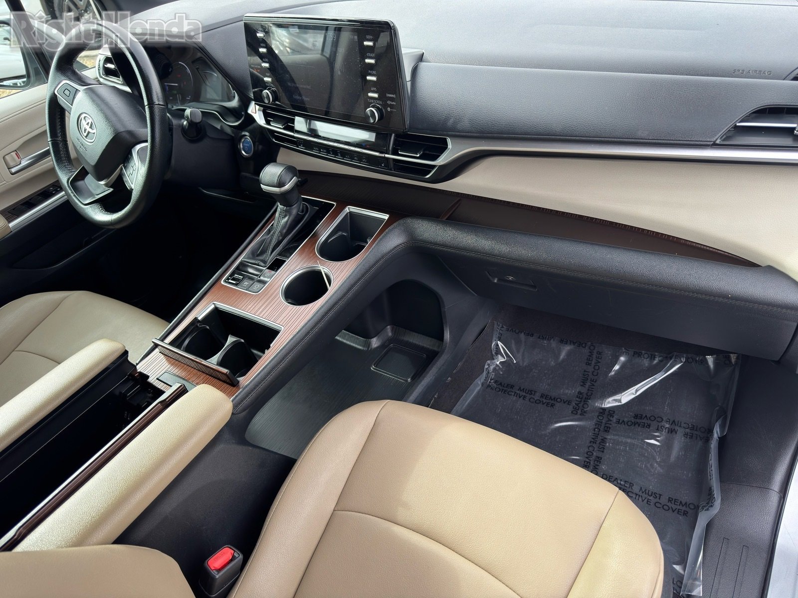 Used 2024 Toyota Sienna XLE image 11