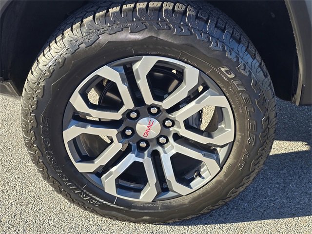 Used 2024 GMC Canyon AT4 w/ Technology Package image 9