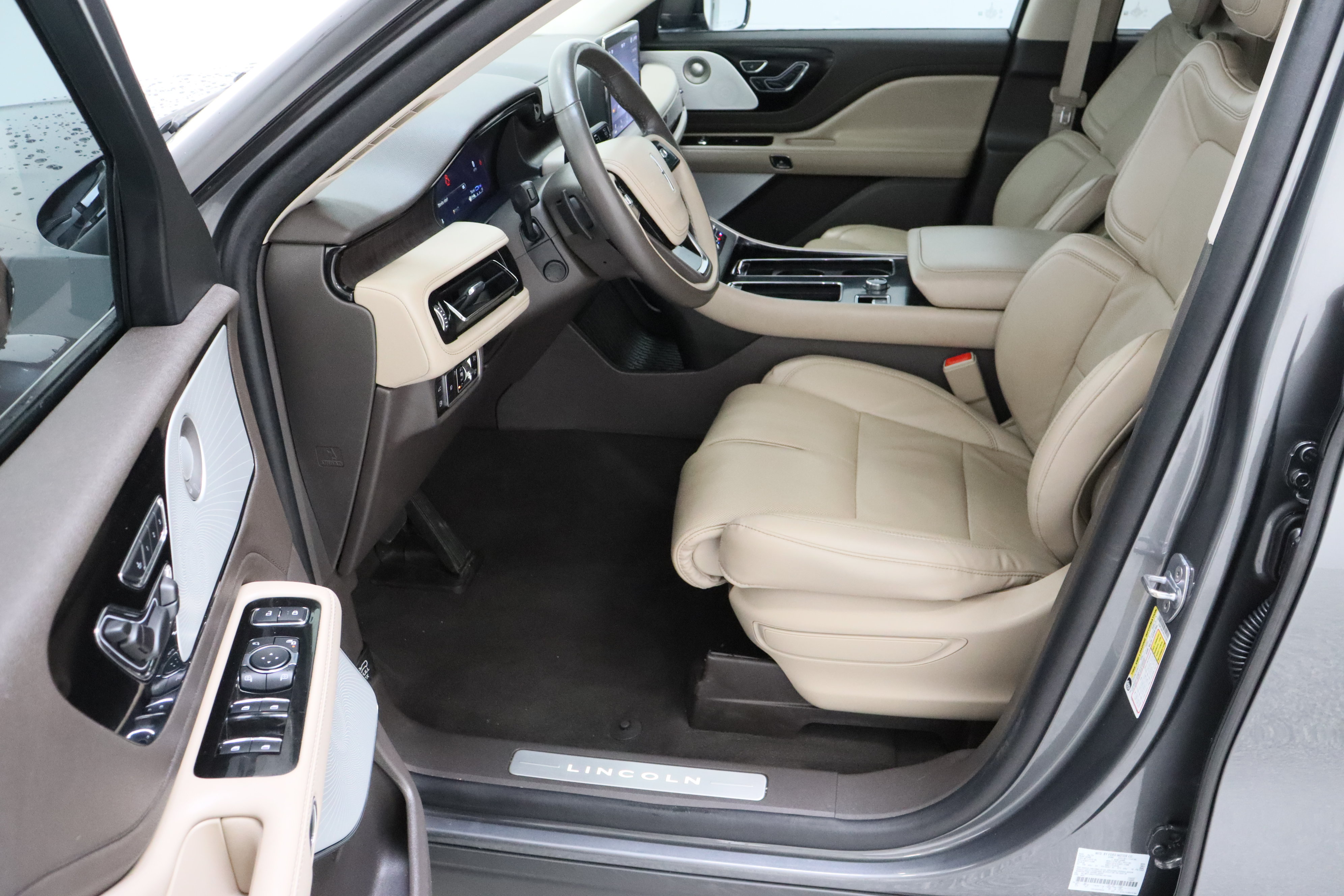 Used 2023 Lincoln Aviator Grand Touring w/ Equipment Group 301A AWD/4WD image 15