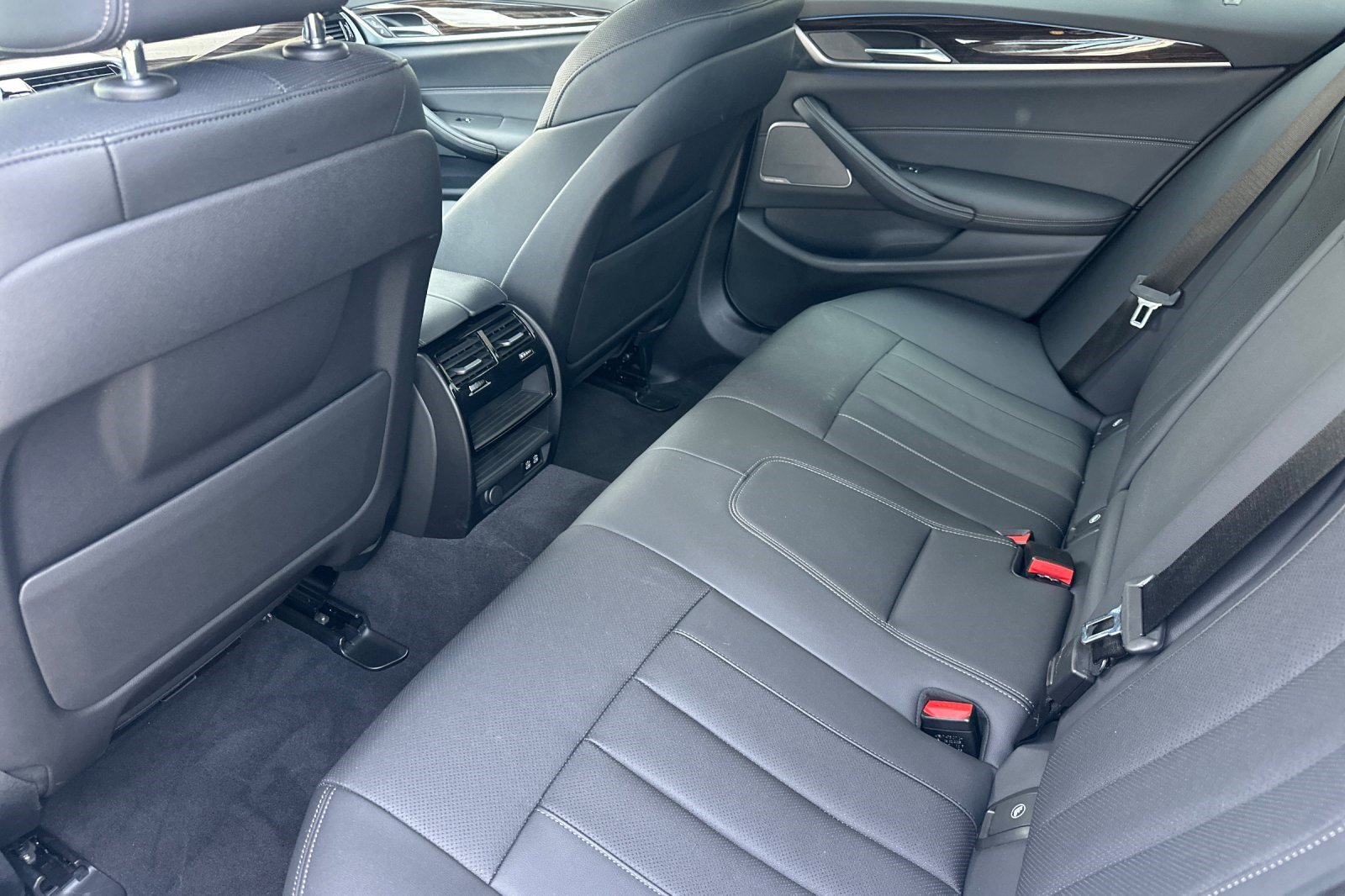 Certified 2023 BMW 530e w/ Premium Package image 15