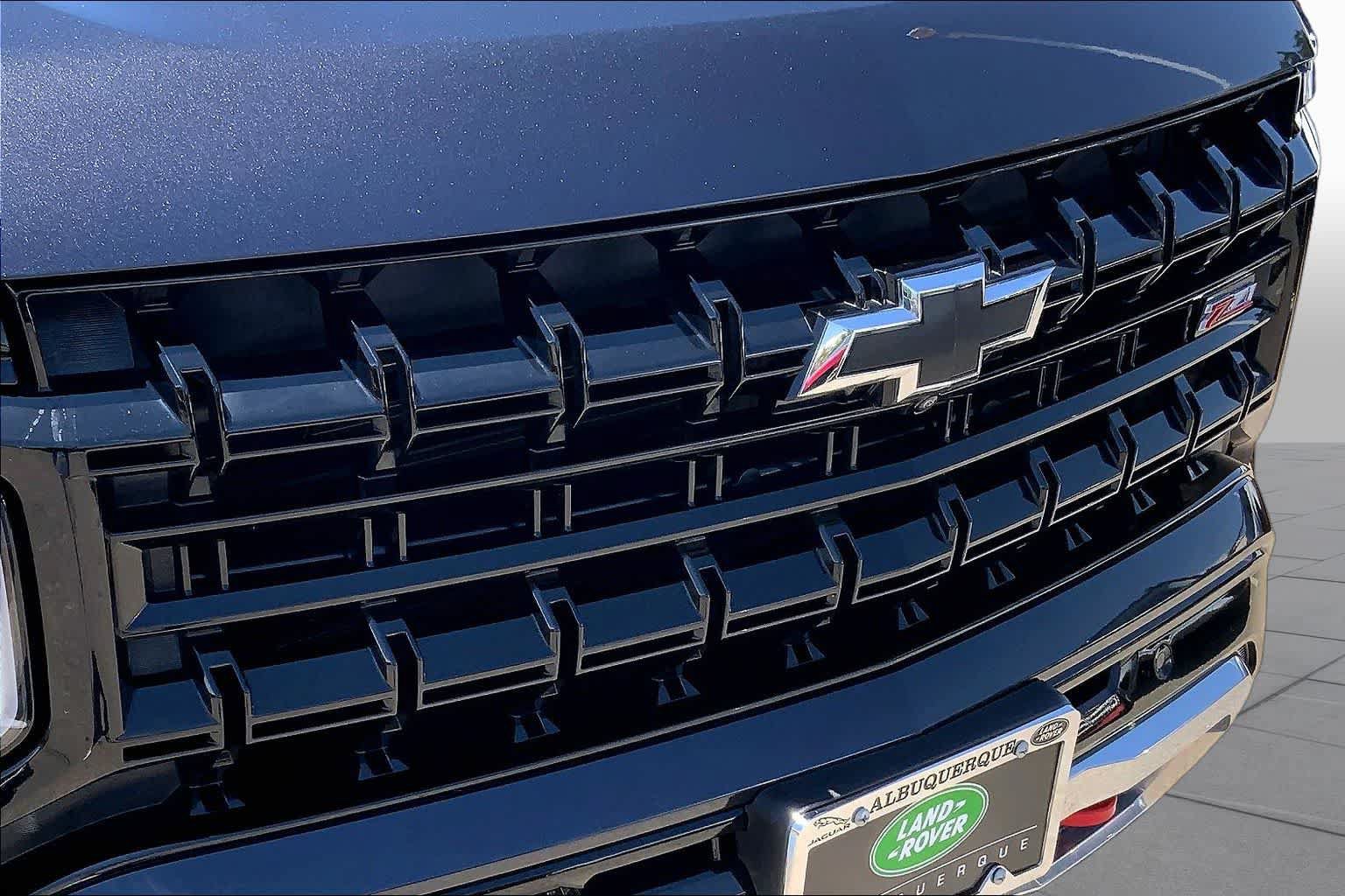 Used 2025 Chevrolet Suburban Z71 AWD/4WD image 29