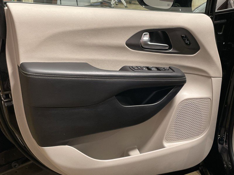 Used 2024 Chrysler Pacifica Touring-L FWD image 13