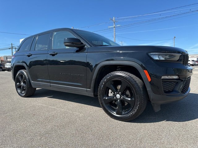 Used 2023 Jeep Grand Cherokee Limited w/ Black Appearance Package image 3