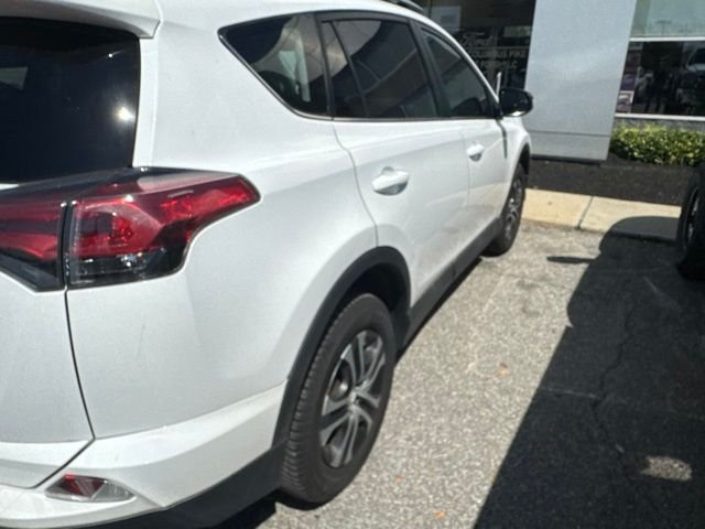 Used 2018 Toyota RAV4 LE AWD/4WD image 4