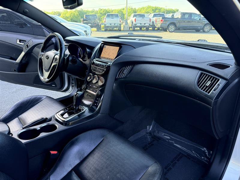 Used 2014 Hyundai Genesis 3.8 RWD image 9