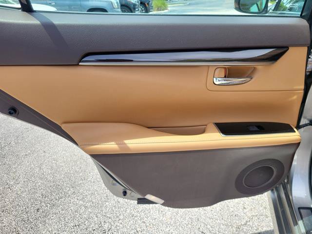 Used 2016 Lexus ES 350 w/ Luxury Package w/Wood Trim FWD image 11