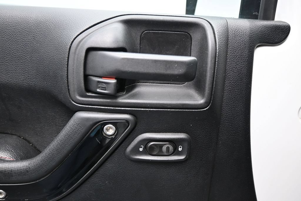 Used 2012 Jeep Wrangler Unlimited Sahara AWD/4WD image 11