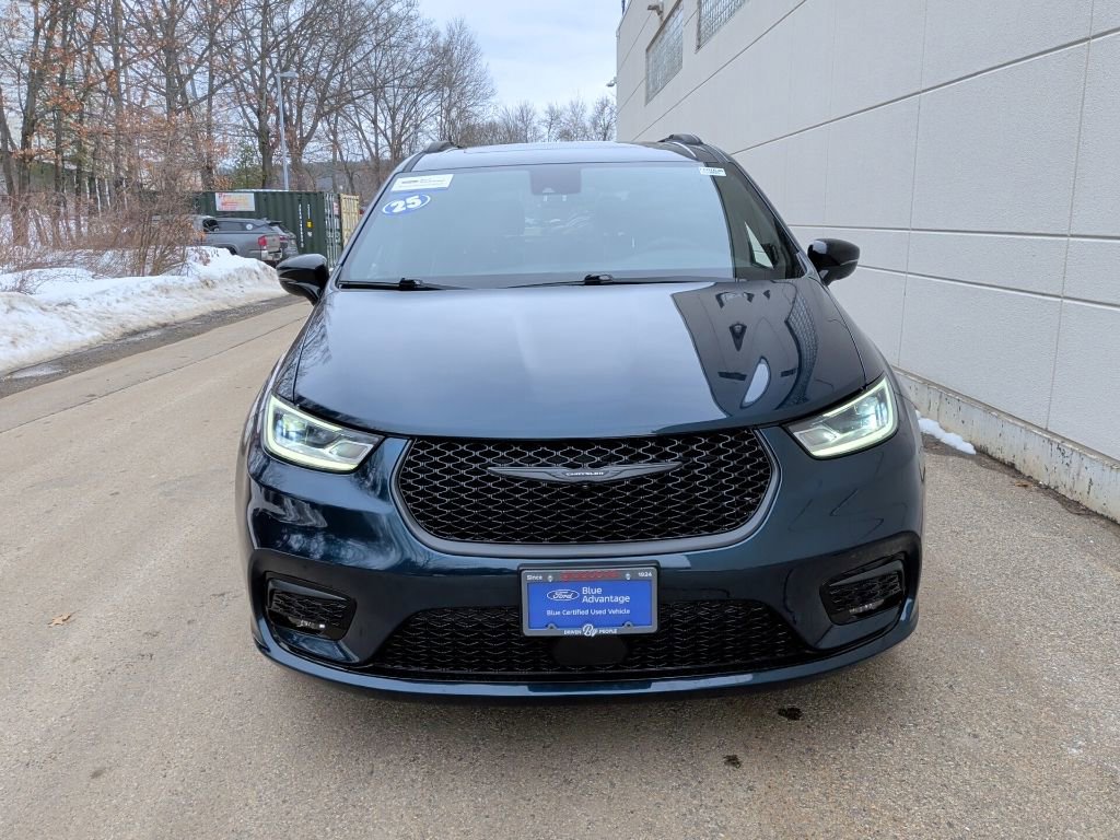 Used 2025 Chrysler Pacifica Limited w/ Uconnect Theater Family Group image 3