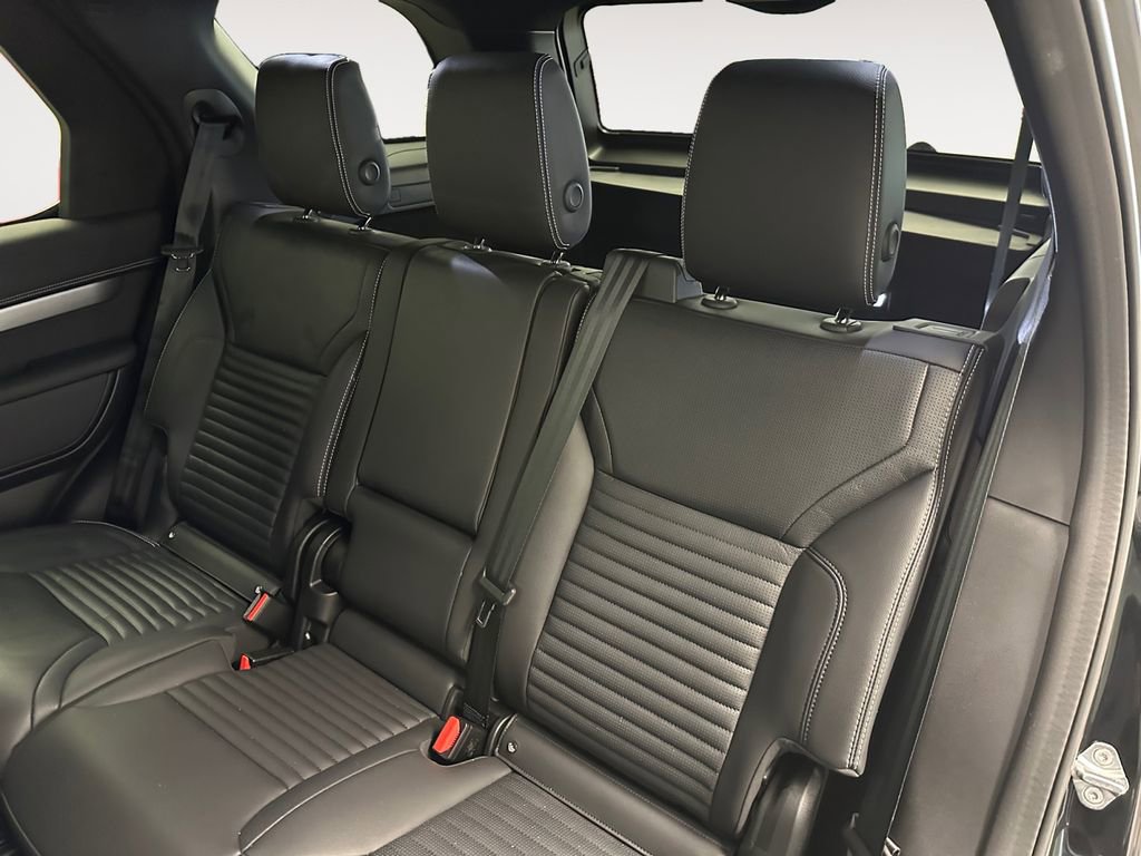 Used 2024 Land Rover Discovery Dynamic SE image 13